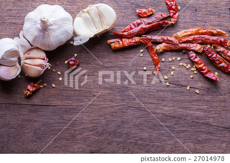garlic and dried chilli on wooden background garlic and dried chilli on wooden background 27014978