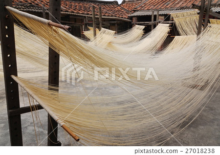 Drying noodles Drying noodles 27018238