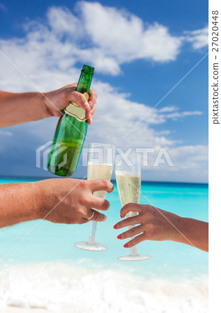 Toast champagne on beach Toast champagne on beach 27020448