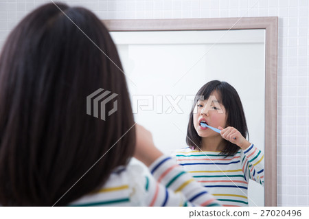 Girls brushing teeth 27020496
