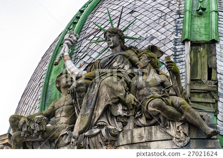 Seated Statue of Liberty on the roof. The 27021624