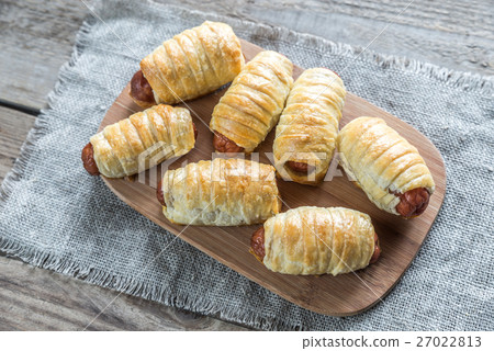 Bowl with sausage rolls 27022813