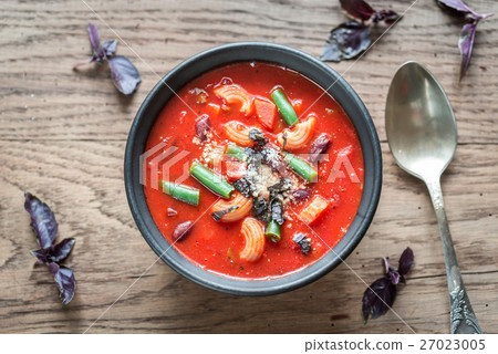 Bowl of minestrone soup 27023005