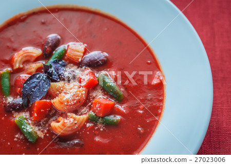 Portion of minestrone soup 27023006