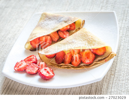 Crepes with fresh strawberries 27023029
