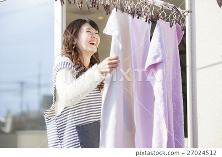 接受洗衣店的主婦 27024512