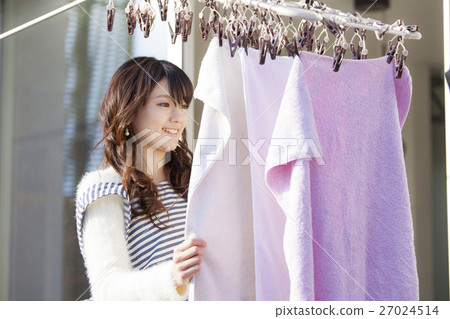 接受洗衣店的主婦 接受洗衣店的主婦 27024514