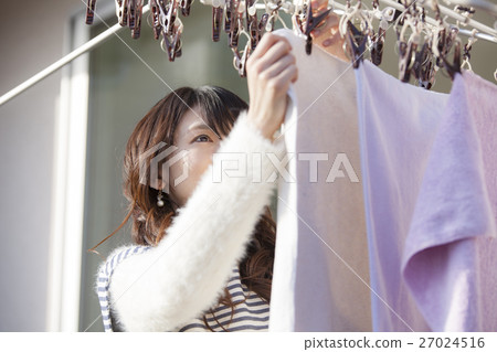 接受洗衣店的主婦 接受洗衣店的主婦 27024516