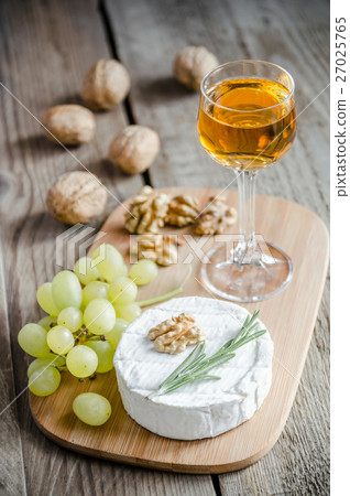 Camembert with walnuts and grape 27025765