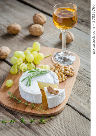 Camembert with walnuts and grape 27025766
