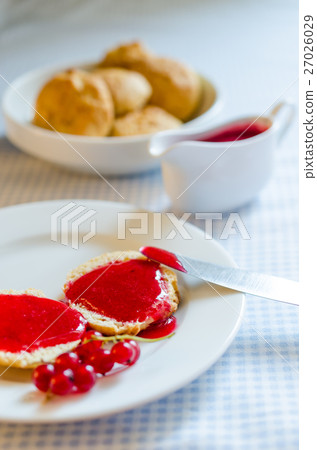 scone with redcurrant jam 27026029