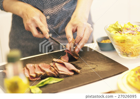 男人在餐廳廚房做飯 男人在餐廳廚房做飯 27026095