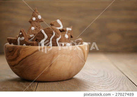chrismas chocolate cookies in wooden bowl on oak table with copy space chrismas chocolate cookies in wooden bowl on oak table with copy space 27027489