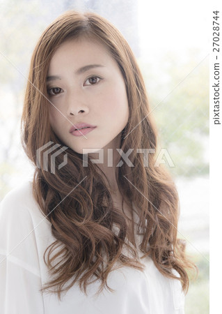 Hair style model Young and pretty lady 27028744