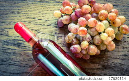 Glass of rose wine with bunch of grape 27029114