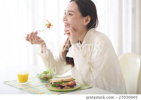 吃早餐三明治的婦女 27030945