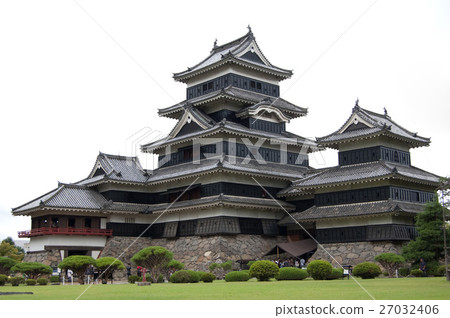 Matsumoto Castle tower garden side 27032406