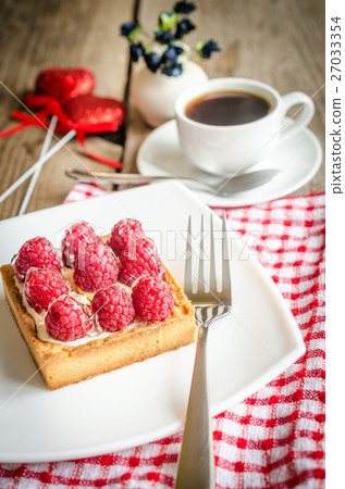 Raspberry cake 27033354