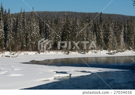 Beautiful winter sunset on the river in Russia 27034038
