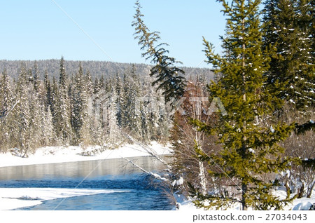 Beautiful winter sunset on the river in Russia 27034043