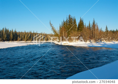 Beautiful winter sunset on the river in Russia 27034048