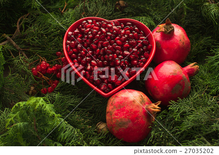 Bowl with purified pomegranate for making juice. 27035202