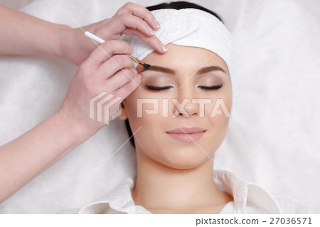 Permanent make-up wizard makes eyebrow correction Permanent make-up wizard makes eyebrow correction 27036571