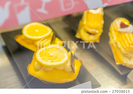 Delicious orange cake . 27038015