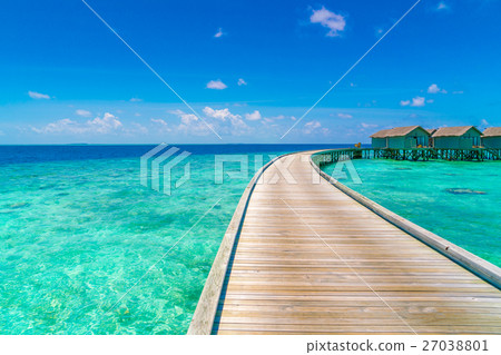 Beautiful water villas in tropical Maldives island . 27038801