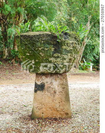 關島拉特石遺址:展現查莫羅文化的古老巨石柱 關島拉特石遺址:展現查莫羅文化的古老巨石柱 27038987
