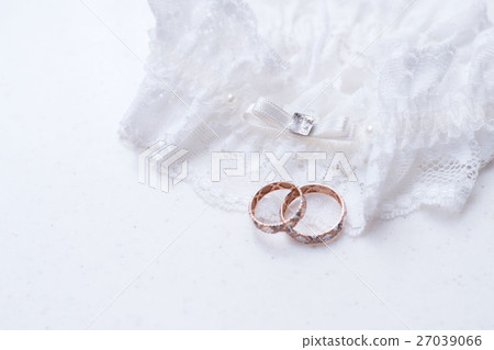 wedding rings on a stump wedding rings on a stump 27039066