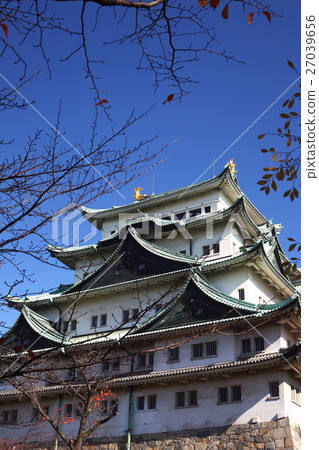 [Autumn clear castle tower of Nagoya Castle] 27039656