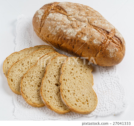 wholegrain bread 27041333