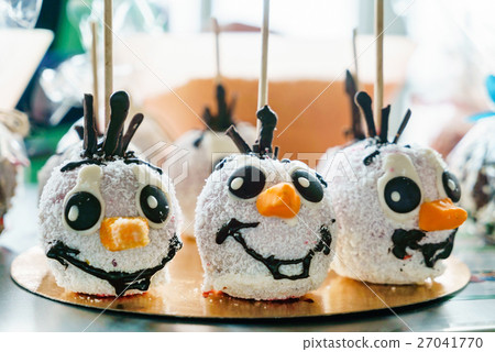 Snowman cake pops 27041770