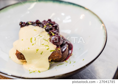 french toast with berry and sauce sabayon 27041785