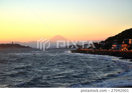 稻村崎海岸的富士和江之島日落美景 27042001