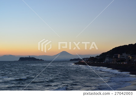 稻村崎海岸的富士和江之島日落美景 稻村崎海岸的富士和江之島日落美景 27042003