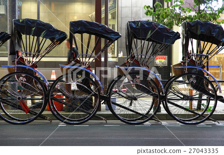A rickshaw in Asakusa lined up on the road 27043335