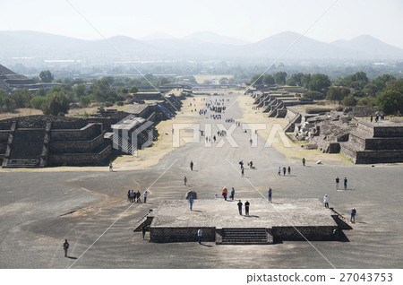 墨西哥特奧蒂瓦坎遺址從月亮金字塔看到的死亡大道 墨西哥特奧蒂瓦坎遺址從月亮金字塔看到的死亡大道 27043753
