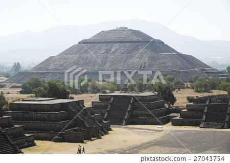 Teotihuacan遺物在墨西哥金字塔的太陽從月亮的金字塔看到 27043754