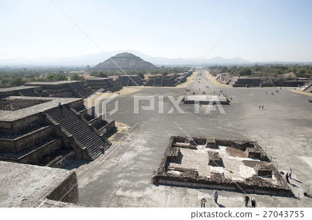 Teotihuacan遺物在墨西哥金字塔的太陽從月亮的金字塔看到 27043755