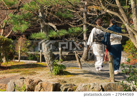 Women walking in Japanese clothes 27044569