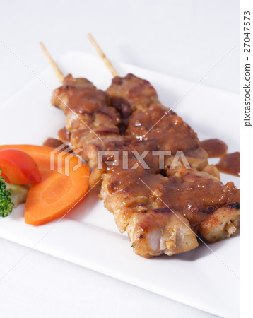 satay chicken. 27047573