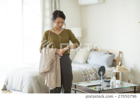 一個年輕的女人去上班前 27050796