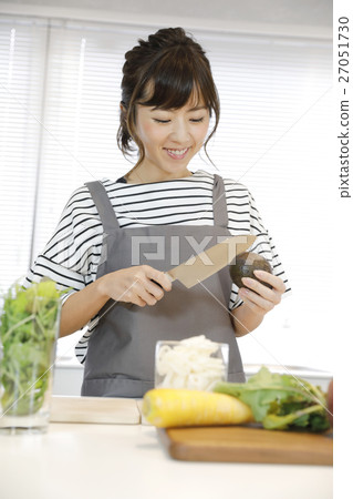 Female cooking class to cook Female cooking class to cook 27051730