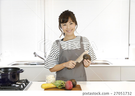 Female cooking class to cook Female cooking class to cook 27051732