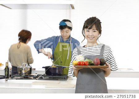 Female cooking class to cook Female cooking class to cook 27051738