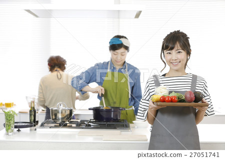 Female cooking class to cook Female cooking class to cook 27051741