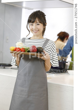 Female cooking class to cook Female cooking class to cook 27051746
