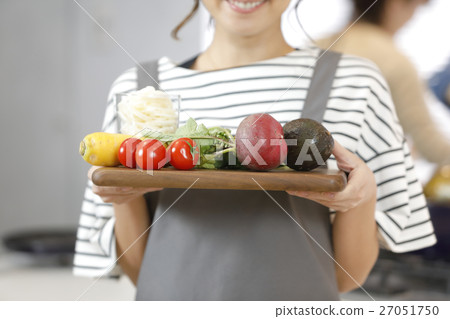 Female cooking class to cook Female cooking class to cook 27051750